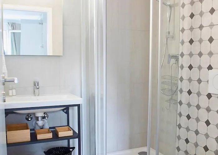 Apartment Modern Smart With Prime Center Location - Al9 *